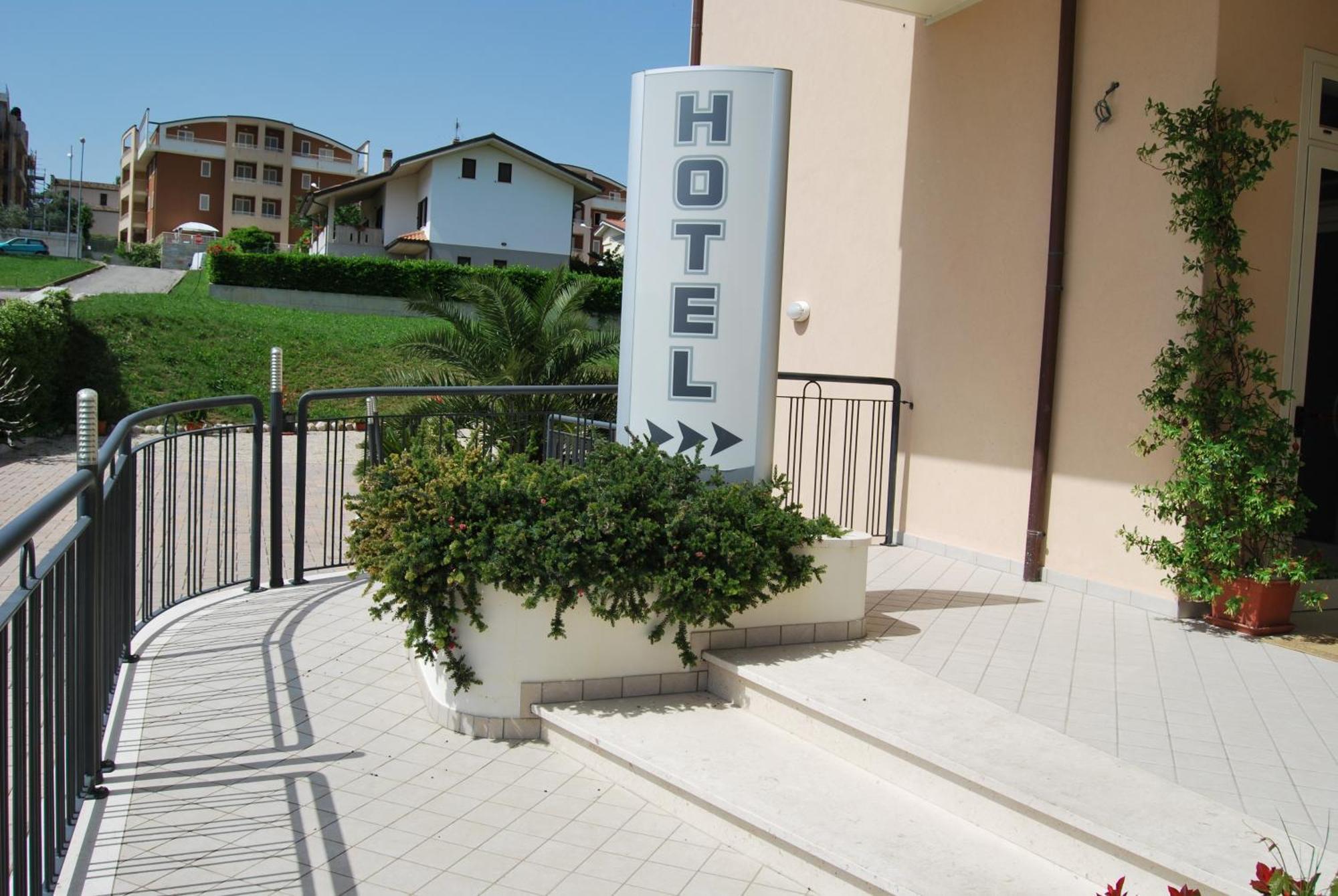 Hotel Europa Nereto Екстериор снимка